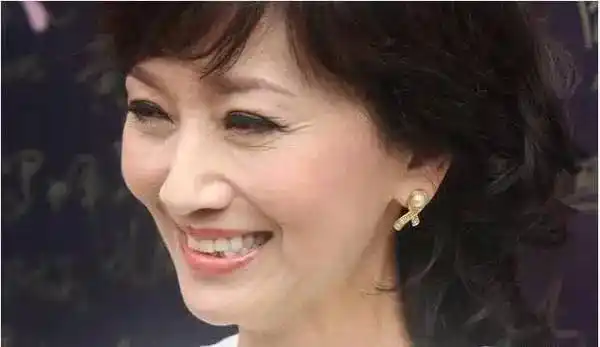 赵雅芝卸妆后,刘晓庆卸妆后,巩俐卸妆后,颜值完全暴露!