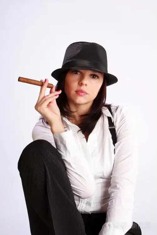 一个拿着雪茄的女人
