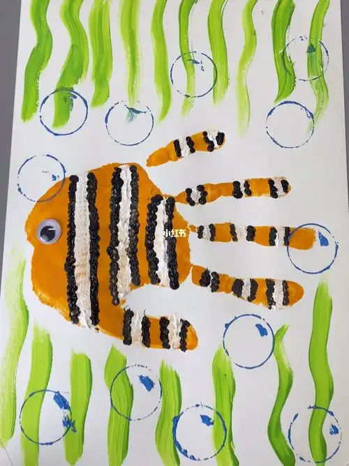 用手掌画一条小丑鱼好玩