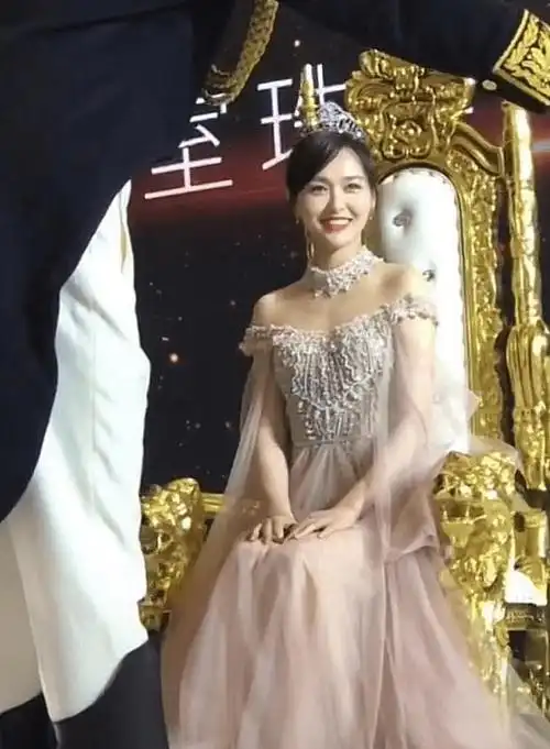 37岁唐嫣盛装亮相,生图曝光真实颜值,网友:当妈妈后依然不老_照片