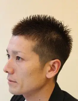 将发行推成小平头的造型,再用定型胶转出一根一根的效果,再带点碎发的