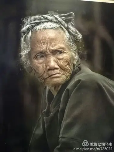 睁开眼睛,即看见老奶奶严厉的审视的眼神儿,我的睡意全无.