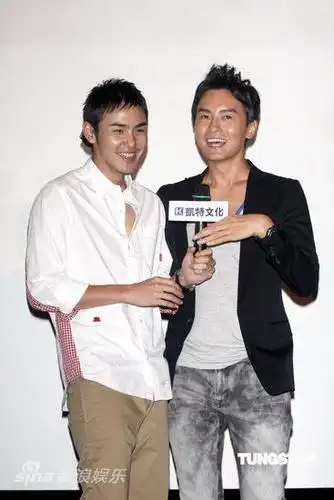 二人兄弟情深新浪娱乐讯 9月23日消息,郑元畅在中秋节的发行新书《自