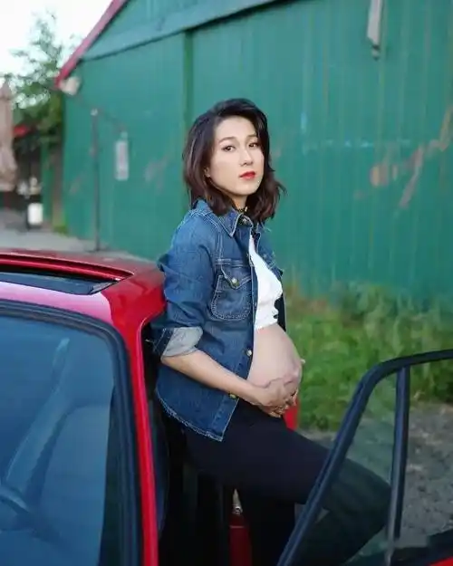 艺人钟嘉欣现正怀有第三胎,早前佢就开party宣布今胎佗b女,昨日佢再喺