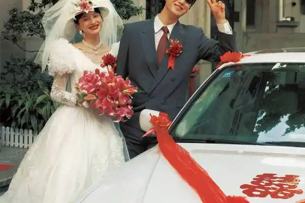 拍了爸妈同款90年代婚纱照,成片好爱