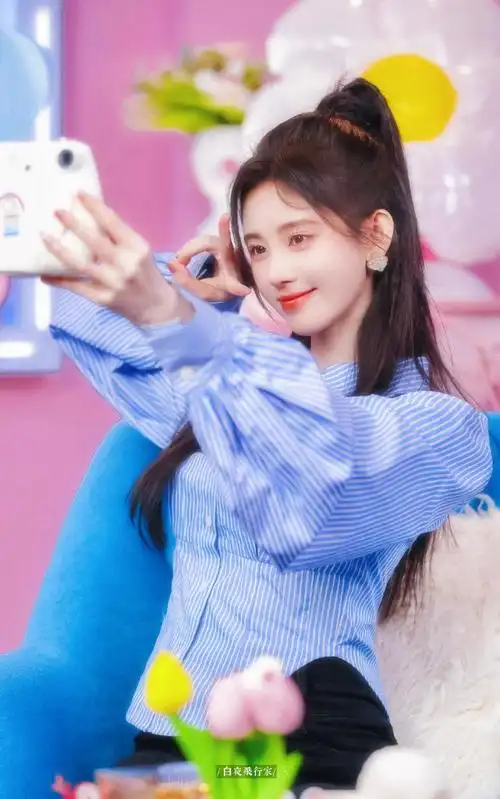 鞠婧祎比心三连拍