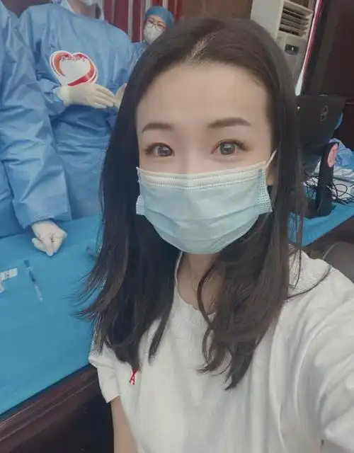 杨鸣美丽妻子晒全家福,被指是回击"小三",网友:单方面秀恩爱