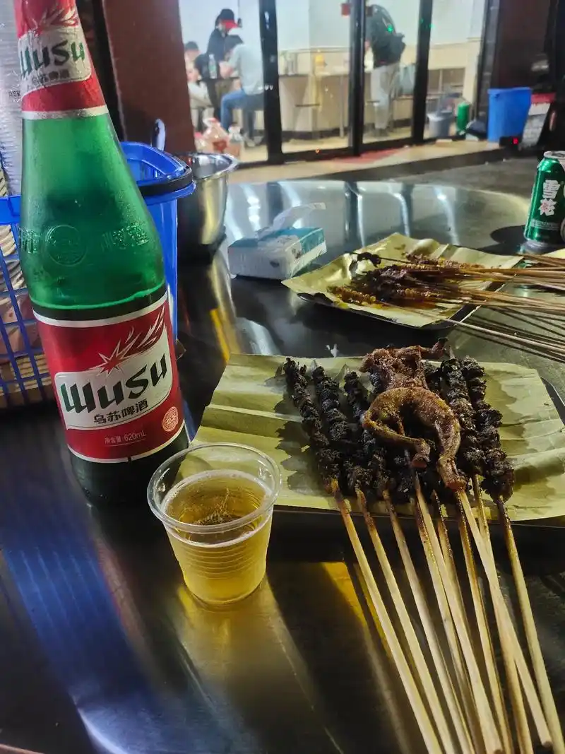 炎炎夏日的夜晚,一个人坐在路边,撸个串,喝点小啤酒,舒服啊～ - 抖音