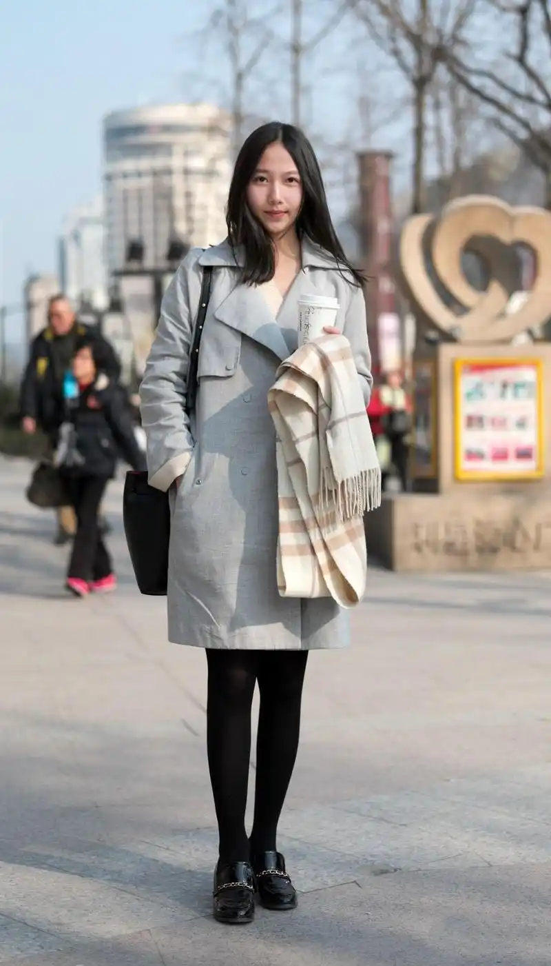 街拍:这个小姐姐打扮的真是可爱,就像是动漫里的高中生一样,年轻又有