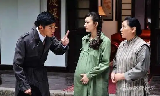 《独刺》,已播出大半,剧中唐一菲塑造的"蔚蓝"怀孕期间浑不在意,健步