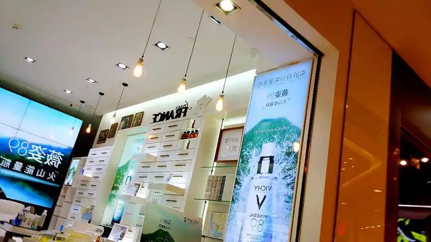 薇姿有自己的专柜,也在比较高档的药妆连锁店内有自己的柜台.