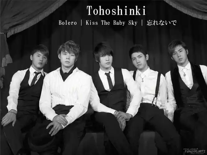 东方神起于2003年12月26日首次亮相.