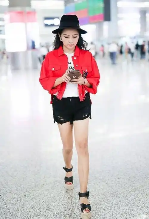 何洁终于瘦下来了,小鸟腿引人注目,10cm厚底鞋有气场_的比例_的设计