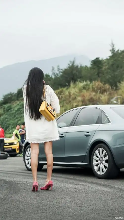 被我捕捉到一张销魂背影.