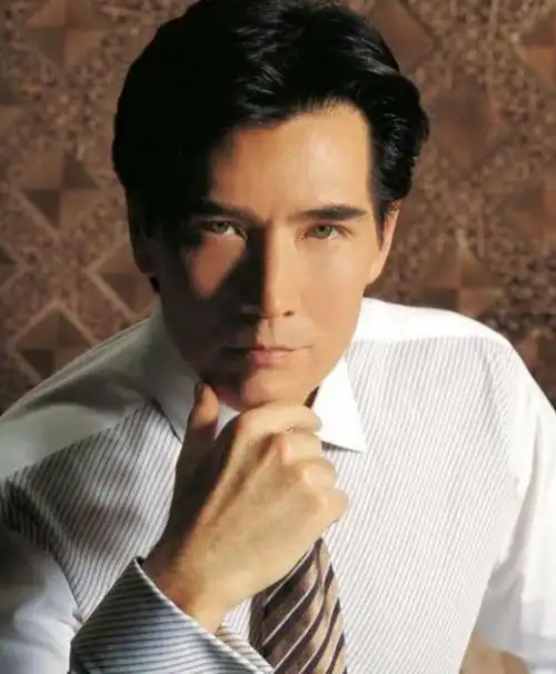 费翔:被姐姐改变人生,因为妈妈被封杀,最终因父母选择孤独终老