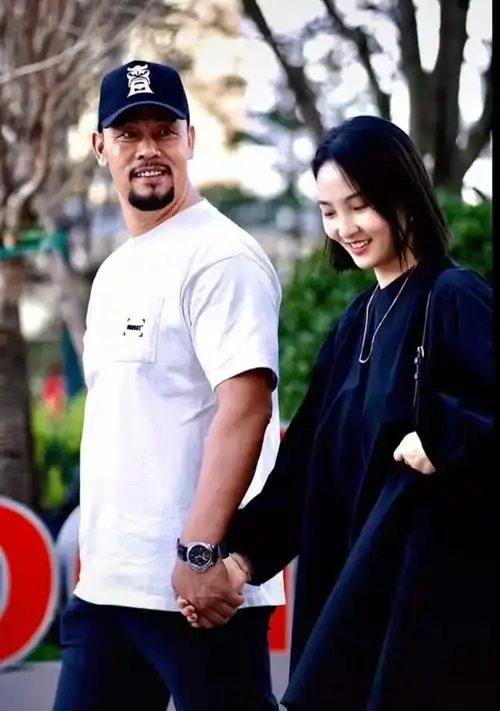 鲁智深晋松晒夫妻合照赞妻子越来越漂亮两人牵手秀恩爱