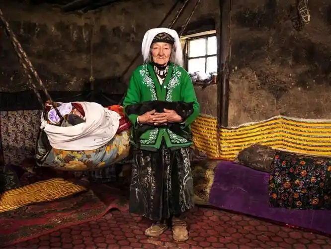 塔吉克姑娘身穿自己的民族服装,美丽安静梦幻