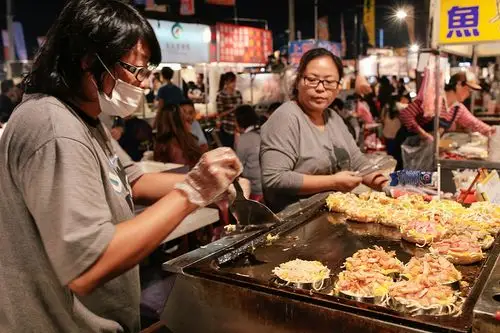 在台南第一个晚上就去了花园街夜市大吃了一顿!满足!