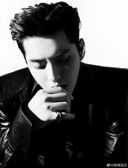 吴亦凡黑色连体皮衣##春晚节目单