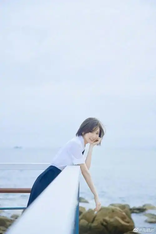 毛晓彤短发配学生制服套装清纯甜美超治愈