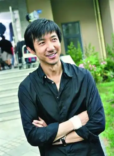 鄢颇伤愈乐观谈被砍 赞李小冉是坚强女孩