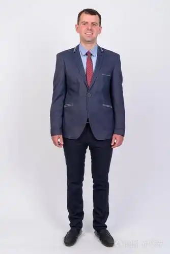 全身拍摄的快乐商人在西装微笑