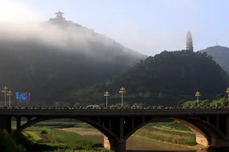 阳光下的宝塔山延河水