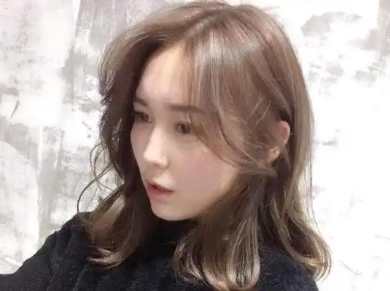 这几款发型很适合国字脸,尤其是最后一种长着国字脸的女生,通常给人的