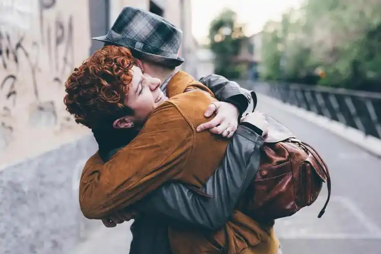 正在拥抱的朋友