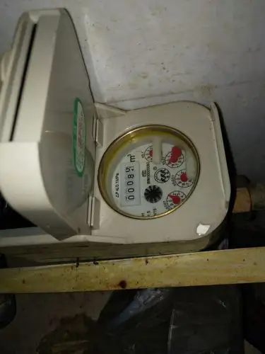 我想问一下,我这水表显示的还剩多少吨水?我看不懂!求解