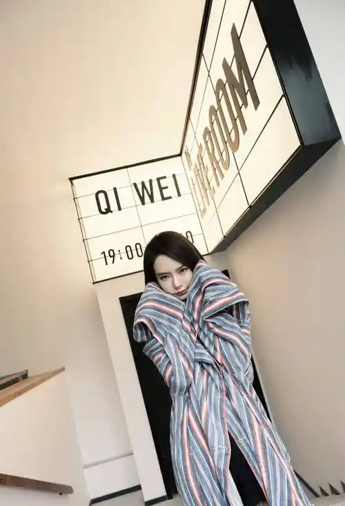 戚薇黑色超短裤大长腿性感写真_身材