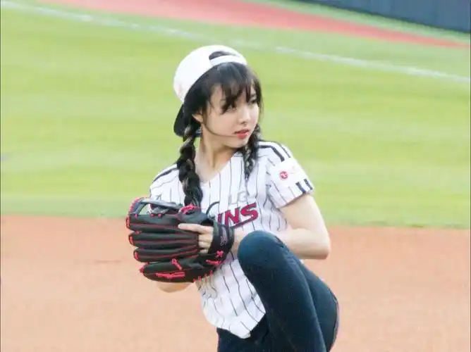 【twice】娜琏&sana 投打开球 可爱兔兔 vs 活泼柴柴 | 考古 cut