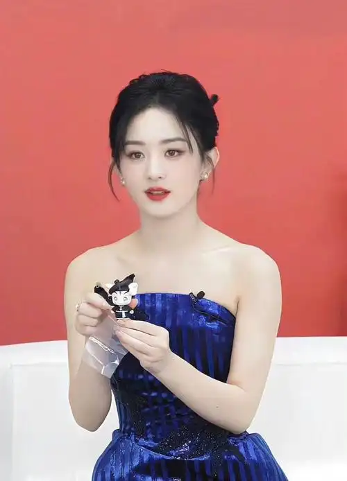 赵丽颖又美又飒不仅代言北京台春晚直播活动抹胸长裙淡雅卓然