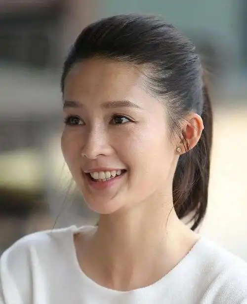 看看路人镜头下的李沁, 明白了|脸型|整容|歌手|声乐|瓜子脸|女明