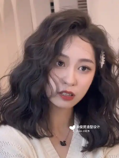 圆脸方脸女生也适合的中短发慵懒卷60