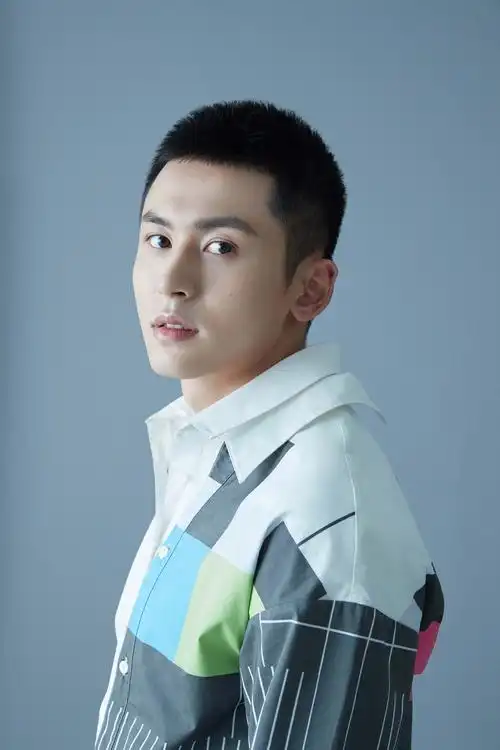 张哲瀚与心喜文化达成音乐之约 新单《转身》即将上线