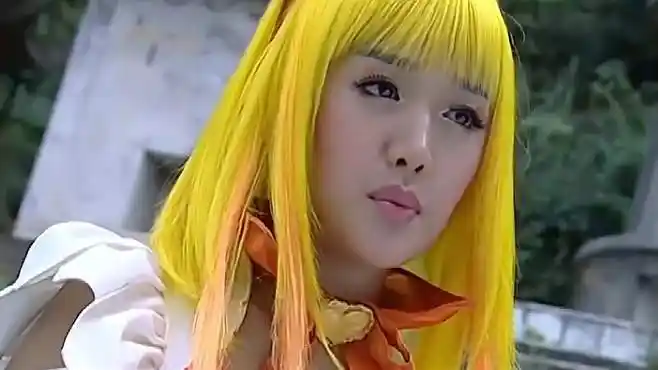 巴啦啦小魔仙:小蓝正和小月对决,都快晕倒了,幸亏王子出手相救-动漫