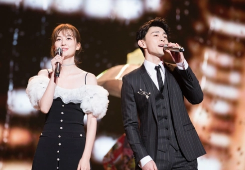 乔欣与邓伦再度同台,甜蜜献唱,网友:身上这裙子有亮点!