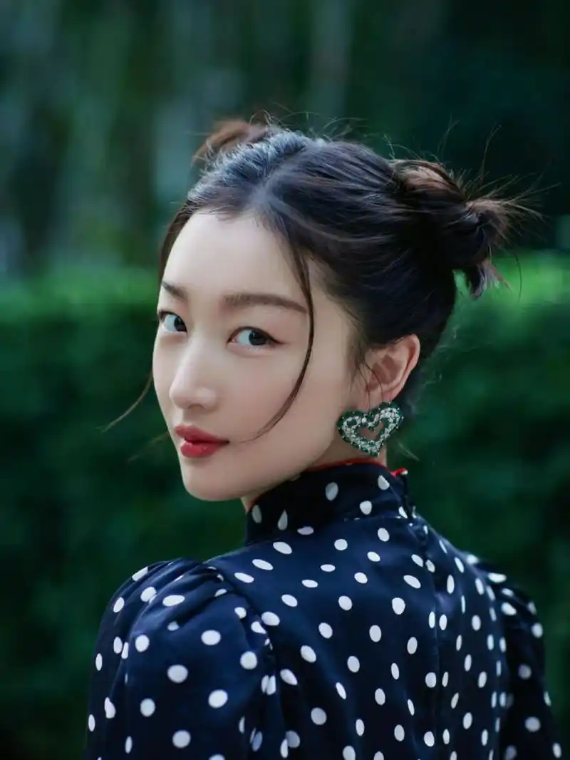 周冬雨活动造型 哪吒头演绎鬼马少女 周冬雨作为小个子女生,近年穿搭