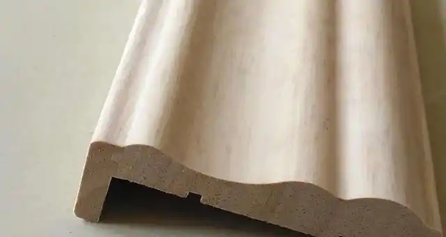 使用比较广泛的是塑钢和木塑材质的门套线,其中表面加工又分覆膜和