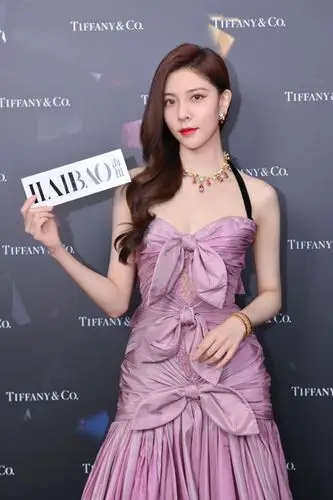 cecilia宋妍霏身着清新甜美的粉色吊带镂空鱼尾礼服优雅俏皮