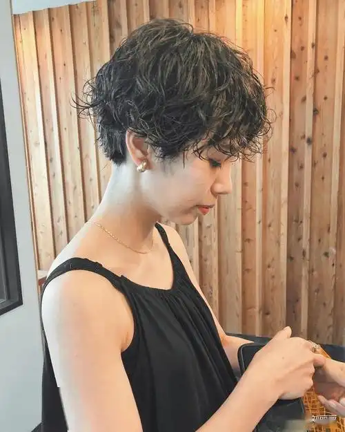 今夏短发流行凌乱风蓬松时尚很立体关键还很轻松