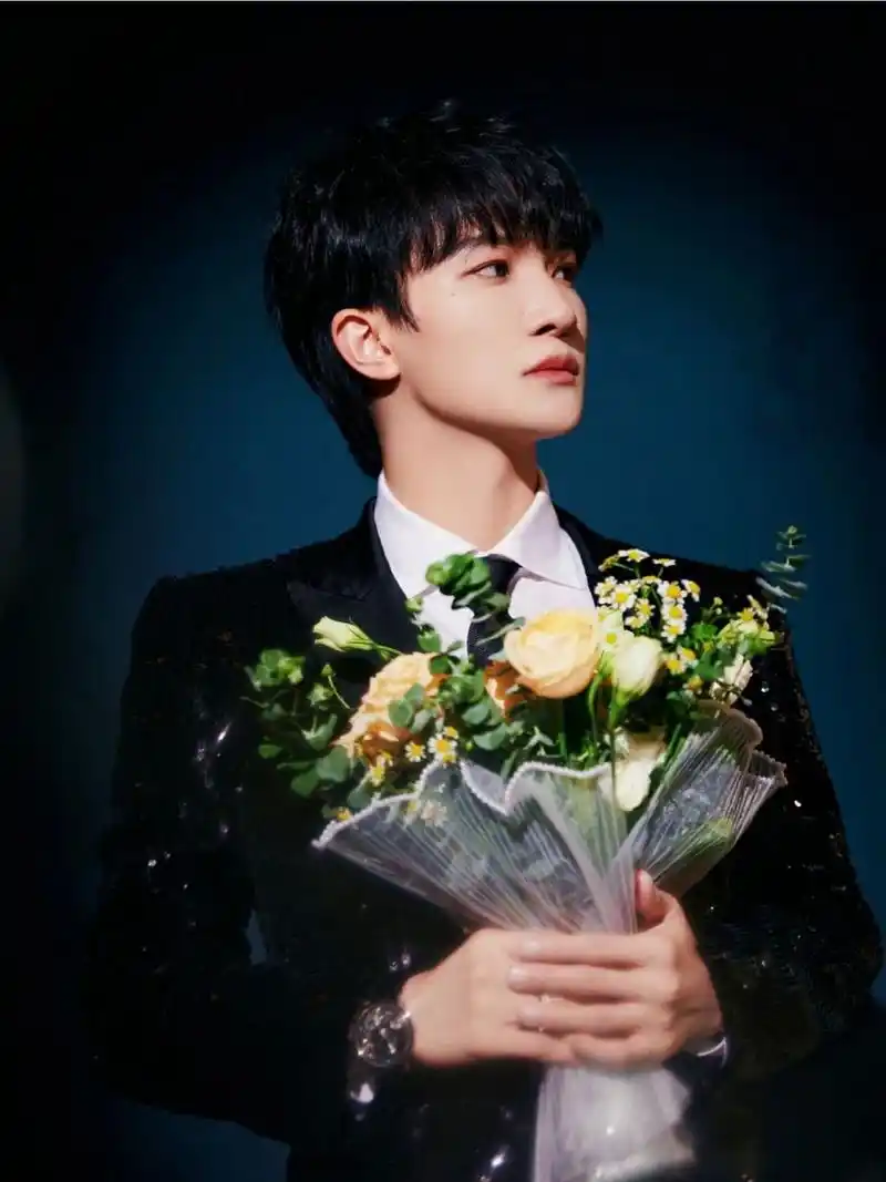 7815周深这组照片也太好看了吧!9898 超适合做屏保.