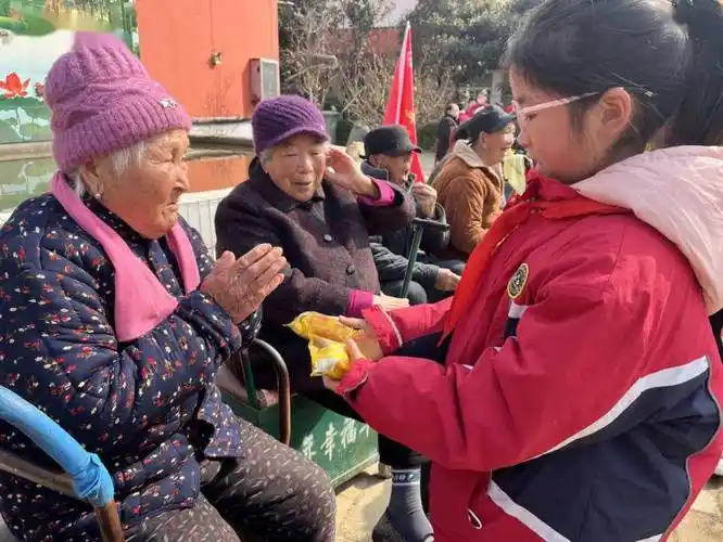 童心送温暖情满敬老院鄢陵县实验小学立足社区学雷锋系列实践活动二