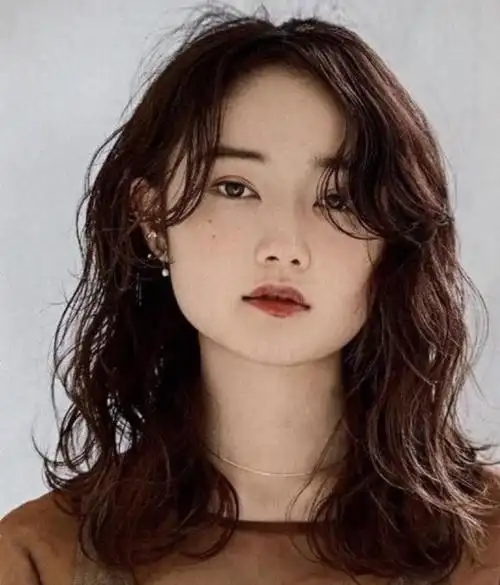 重视,当然一个人的颜值固然重要,但是选择一款适合自己的发型更为重要