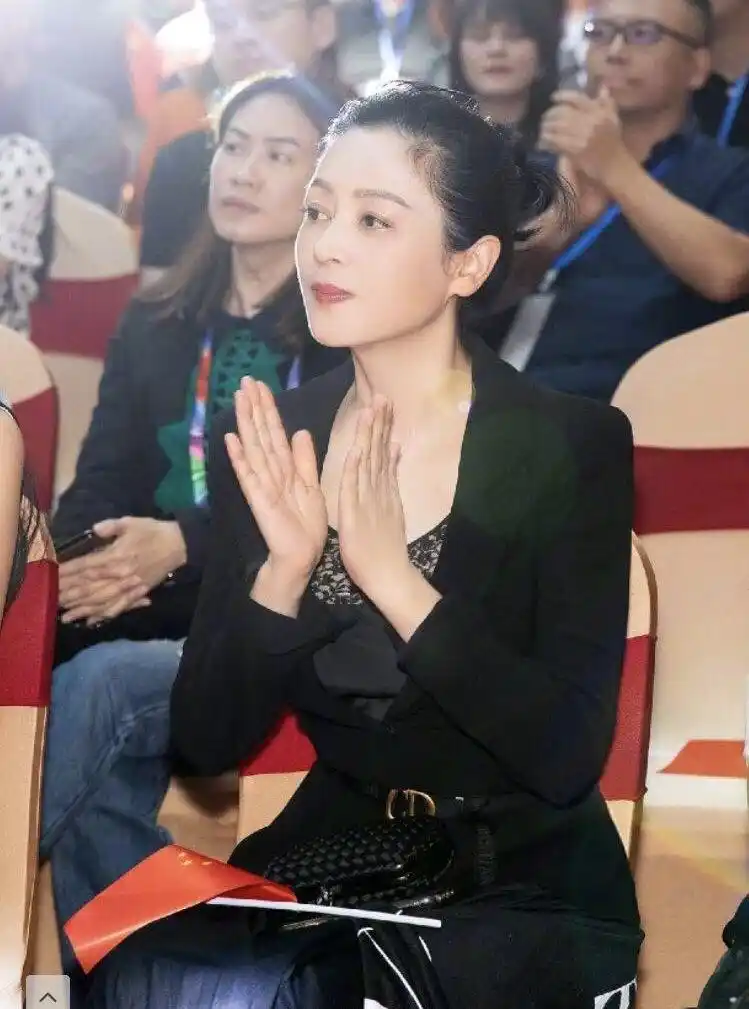 原创67岁陈凯歌罕见携妻走红毯陈红穿一字肩星空裙50岁气质太出众