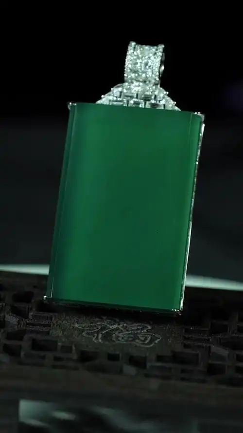 翡翠满绿无事牌