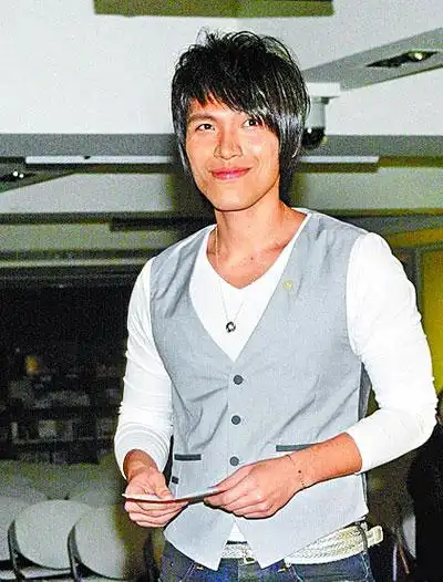 杨宗纬合约纠纷开庭74岁师奶歌迷相挺图