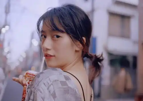 李诞老婆卖衣服,未修图曝光,遭网友吐槽:真实的卖家秀这么丑?