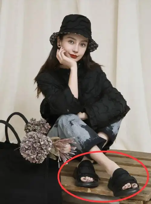 baby拍写真只穿一双凉鞋看清脚趾我没看错吧